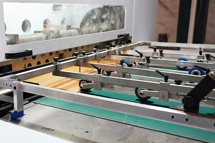 Découpe d'emballage en carton