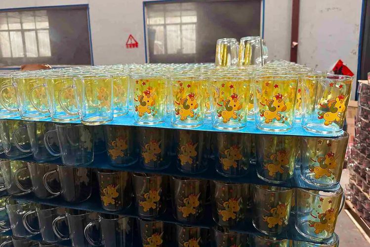 Étiquetage des bouteilles en verre