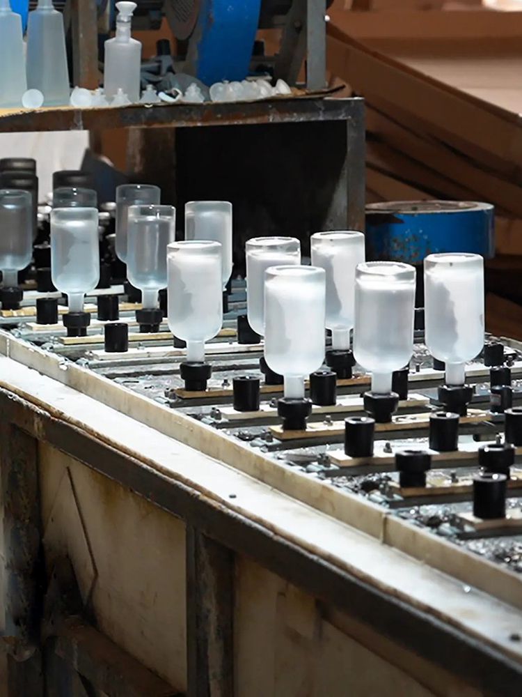 Atelier de transformation de bouteilles en verre dépoli